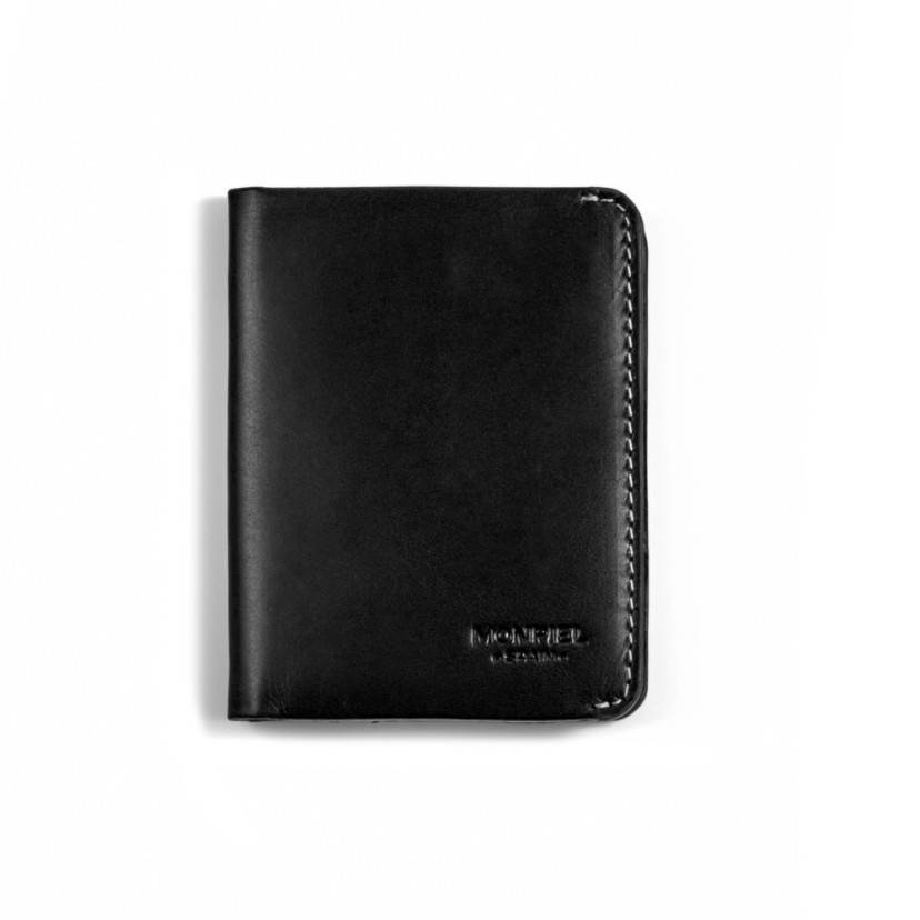 Pequena carteira de couro masculina com porta-cédulas e bolso para moedas, vista frontal, preta, sobre fundo branco - MONPIEL