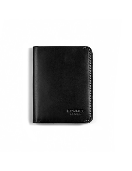 Pequena carteira de couro masculina com porta-cédulas e bolso para moedas, vista frontal, preta, sobre fundo branco - MONPIEL
