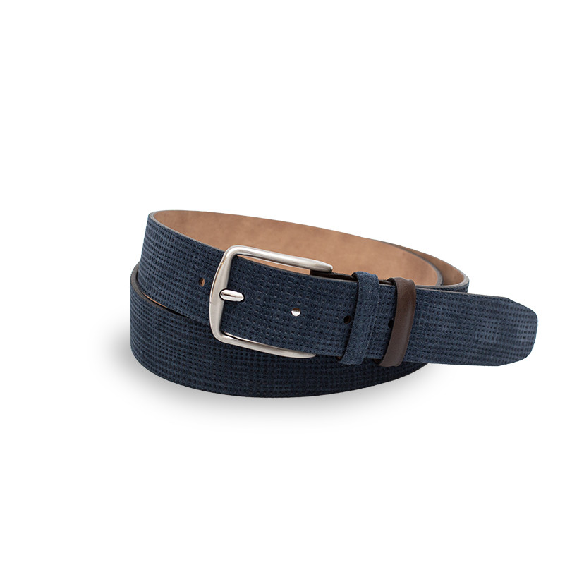 Ceinture classique en cuir suédé pour homme de couleur bleue enroulée sur fond blanc - MONPIEL