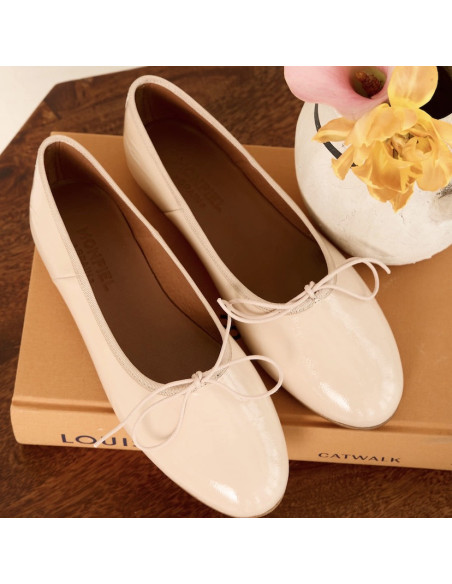 Ballerine en cuir verni coloris nude à empeigne haute, vue de dessus, posées sur un livre - MONPIEL