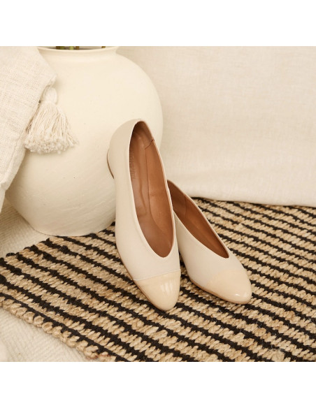 Ballerina con tacco in pelle bicolore beige e vernice beige, appoggiate su un vaso - MONPIEL