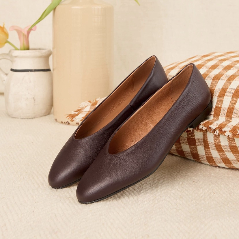 Burgundy flat ballerina, side view, resting on a cushion - MONPIEL