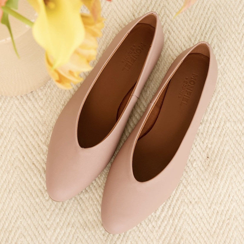 Pale pink flat ballerina, front view with MONPIEL insole detail, on a carpet background - MONPIEL