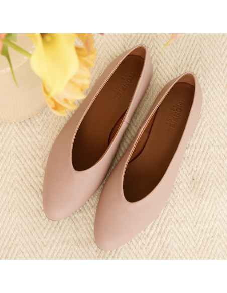 Flache Ballerinas in rosé, Vorderansicht, mit MONPIEL-Innensohlen-Detail, auf einem Teppichhintergrund - MONPIEL