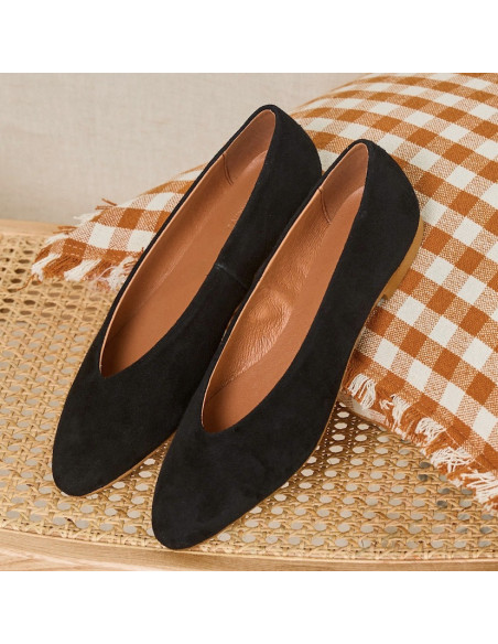 Ballerines plates en daim noir, vue en perspective, posées sur un coussin - MONPIEL Ballerines plates en daim noir, vue en perspective, posées sur un coussin - MONPIEL