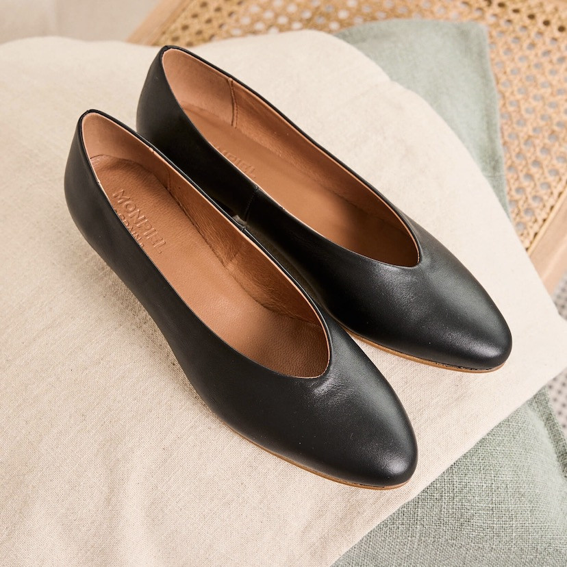 Black heeled ballerina, perspective view, resting on cushions - MONPIEL