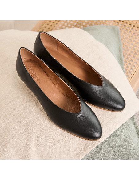 Black heeled ballerina, perspective view, resting on cushions - MONPIEL Black heeled ballerina, perspective view, resting on cushions - MONPIEL