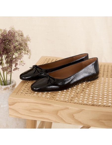Blue patent leather Manolita pointed toe ballerina, perspective view, resting on a bench - MONPIEL Blue patent leather Manolita pointed toe ballerina, perspective view, resting on a bench - MONPIEL