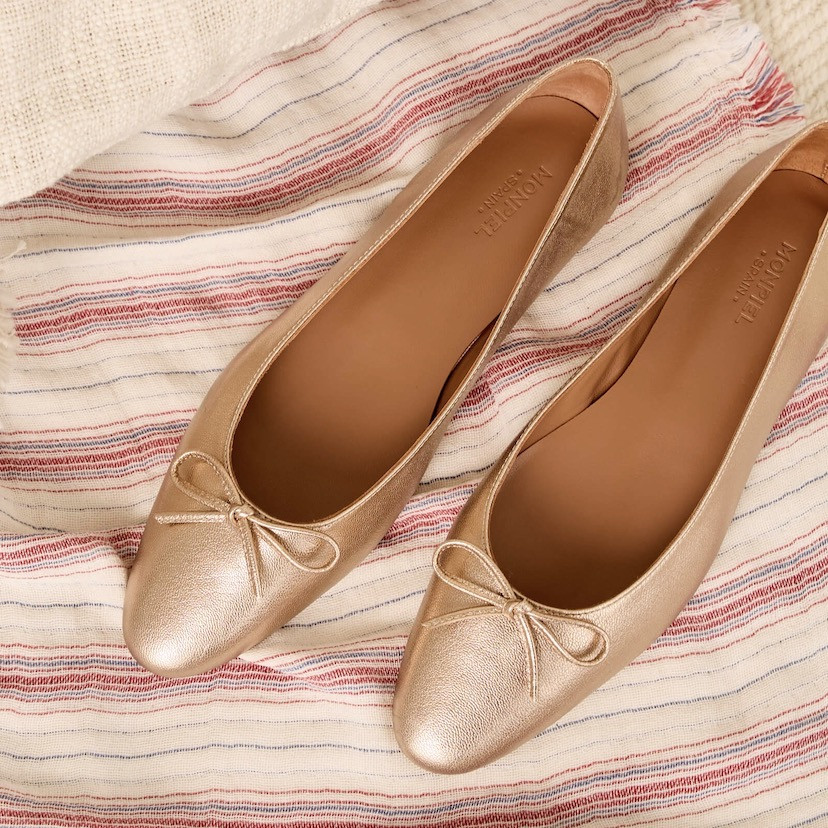 Metallic Manolita pointed toe ballerina, top view, tilted on a carpet - MONPIEL