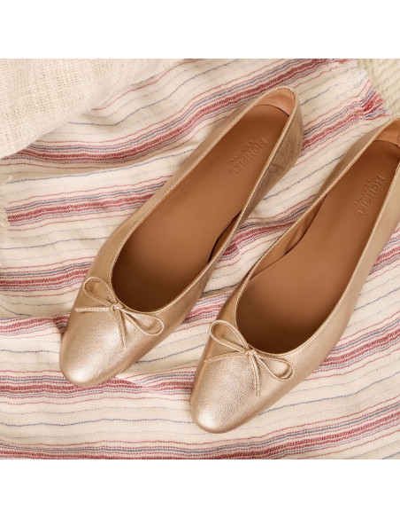 Metallic Manolita pointed toe ballerina, top view, tilted on a carpet - MONPIEL Metallic Manolita pointed toe ballerina, top view, tilted on a carpet - MONPIEL