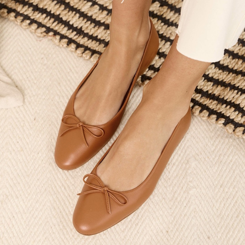 Leather Manolita pointed toe ballerina, top view, feet resting on a carpet - MONPIEL