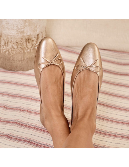 Metallic Manolita pointed toe ballerina, front view with crossed feet - MONPIEL Metallic Manolita pointed toe ballerina, front view with crossed feet - MONPIEL