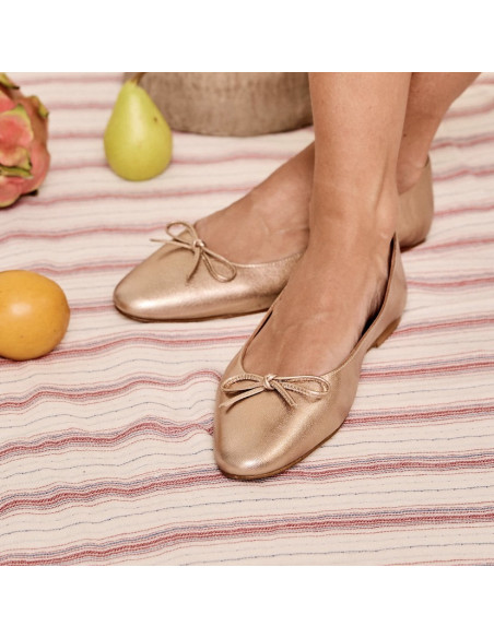 Metallic Manolita pointed toe ballerina, close-up with crossed feet - MONPIEL Metallic Manolita pointed toe ballerina, close-up with crossed feet - MONPIEL