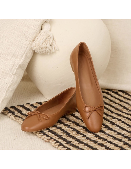 Leather Manolita pointed toe ballerina, perspective view, resting on a vase - MONPIEL Leather Manolita pointed toe ballerina, perspective view, resting on a vase - MONPIEL