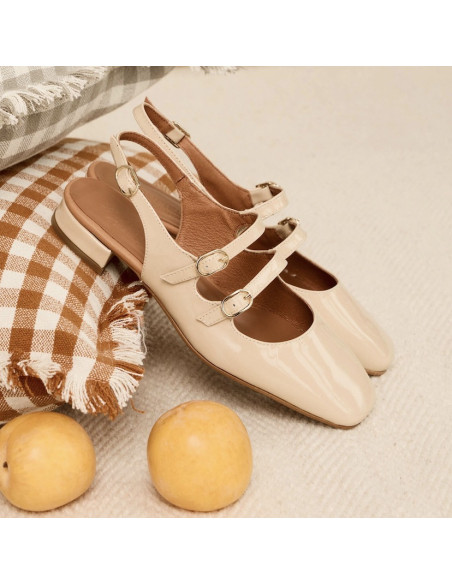 Mercedita Lolina slingback in crema, vista prospettica, appoggiate su un cuscino - MONPIEL Mercedita Lolina slingback in crema, vista prospettica, appoggiate su un cuscino - MONPIEL