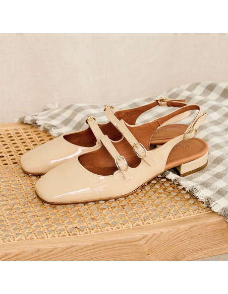 Mercedita Lolina slingback in crema, vista di profilo, appoggiate su una panca di legno - MONPIEL Mercedita Lolina slingback in crema, vista di profilo, appoggiate su una panca di legno - MONPIEL