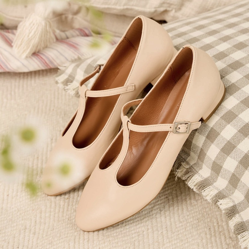 Beige leather women's Marieta Mary Janes, perspective view, heel resting on a cushion - MONPIEL