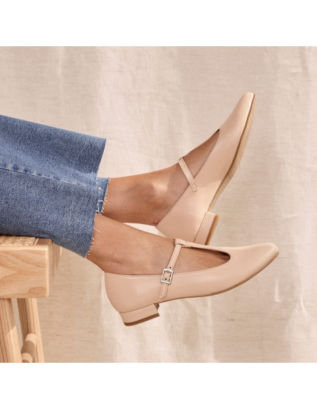 Beige leather women's Marieta Mary Janes, side view, feet stretched - MONPIEL Beige leather women's Marieta Mary Janes, side view, feet stretched - MONPIEL