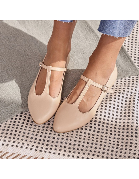 Beige leather women's Marieta Mary Janes, top view, feet resting on a carpet - MONPIEL Beige leather women's Marieta Mary Janes, top view, feet resting on a carpet - MONPIEL