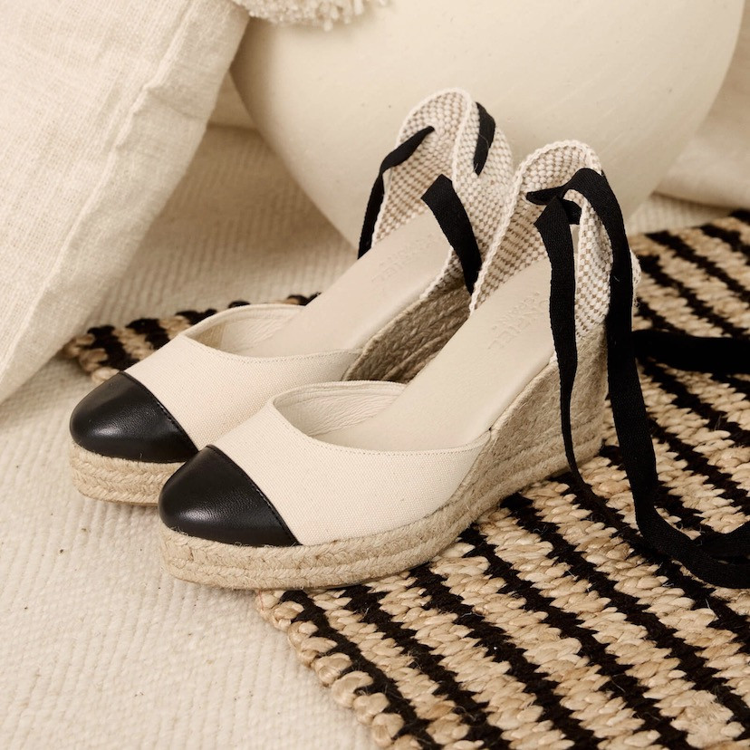 Black leather wedge espadrille with pointed toe, perspective view on a carpet - MONPIEL