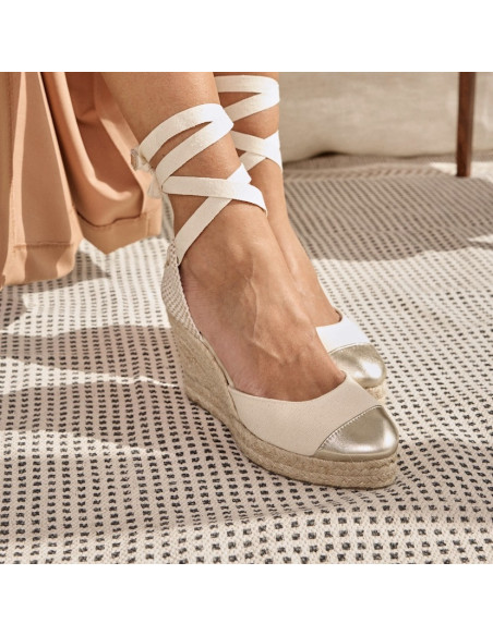 Wedge espadrille in platinum leather, perspective view on carpet - MONPIEL