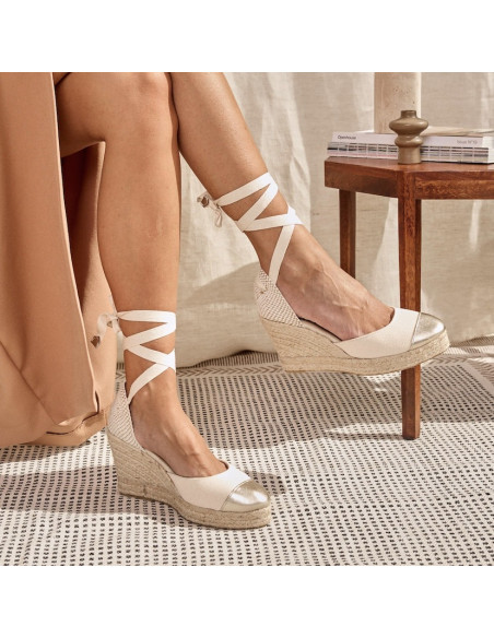 Wedge espadrille in platinum leather, crossed legs, small table beside - MONPIEL