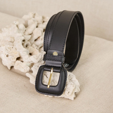 Navy leather women’s belt with covered buckle worn at the waist over denim pants - MONPIEL 2