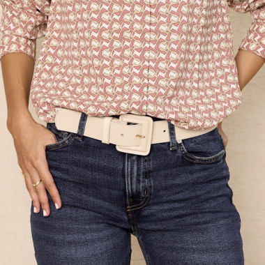 Wide women's leather belt with leather-covered buckle in leather color, close-up, buckle focus - MONPIEL 2