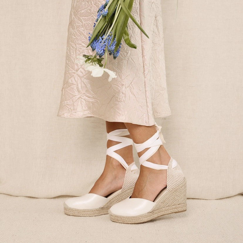 Pearl-colored leather wedge espadrille for brides, side view - MONPIEL