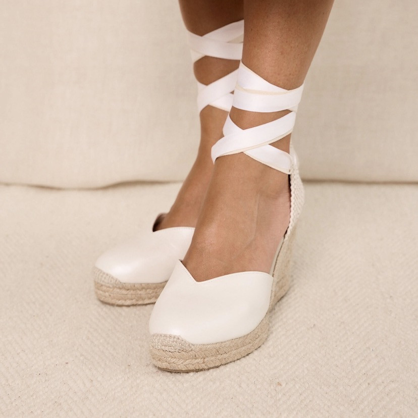 Pearl-colored leather wedge espadrille for brides, perspective front view on a carpet - MONPIEL
