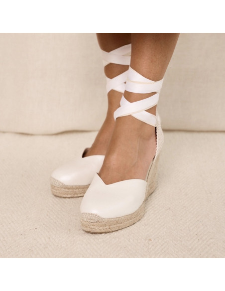 Pearl-colored leather wedge espadrille for brides, perspective front view on a carpet - MONPIEL