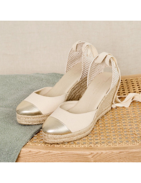 Platinfarbene Lederkeil-Espadrilles mit Spitze, Perspektivansicht, auf einer Bank ruhend - MONPIEL Platinfarbene Lederkeil-Espadrilles mit Spitze, Perspektivansicht, auf einer Bank ruhend - MONPIEL