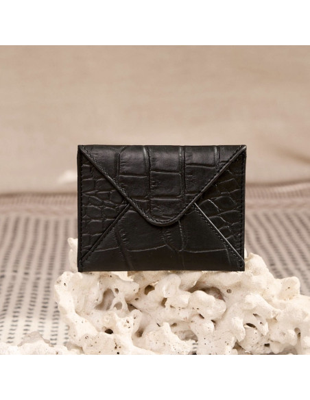 Porte-cartes en cuir noir en forme d'enveloppe, vue de face sur un rocher - MONPIEL Porte-cartes en cuir noir en forme d'enveloppe, vue de face sur un rocher - MONPIEL