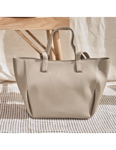 Bolso canasto piel en color topo con vista frontal apoyado en banco - MONPIEL