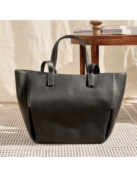 Sac panier en cuir noir avec vue de face posé sur une petite table - MONPIEL