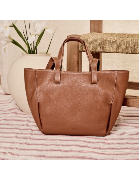 Sac panier en cuir couleur cuir avec vue de face posé sur une chaise en bois - MONPIEL