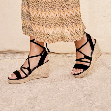 Black leather strap wedge espadrille, side view, footsteps on a carpet - MONPIEL 2