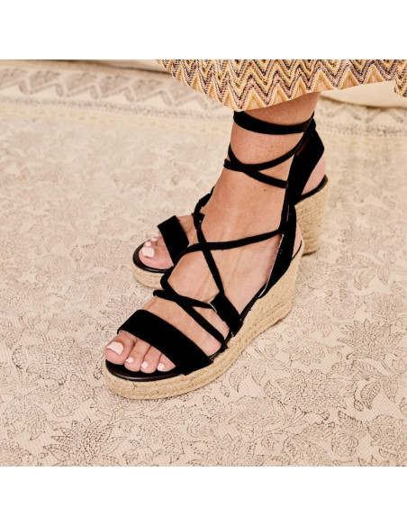 Schwarze Lederriemen-Wedge-Espadrilles, frontale Perspektivansicht, auf Teppich - MONPIEL Schwarze Lederriemen-Wedge-Espadrilles, frontale Perspektivansicht, auf Teppich - MONPIEL