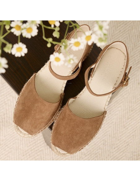 Medium-wedge Menorca espadrilles in mink color, top view, with blurred flowers - MONPIEL