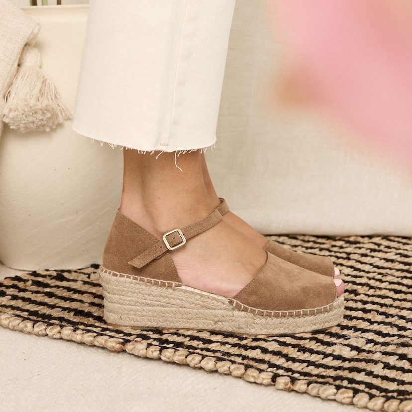 Mink-colored mid-wedge menorca espadrille, side view, feet on a carpet - MONPIEL