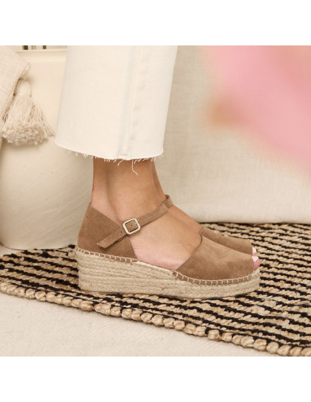Medium-wedge Menorca espadrilles in mink color, profile view, feet on a rug - MONPIEL