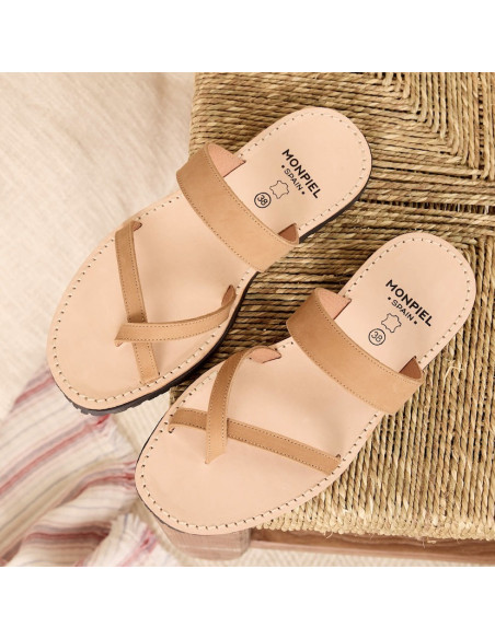 Sandales en cuir style grec Santorini couleur noix, vue de dessus reposant sur une chaise - MONPIEL