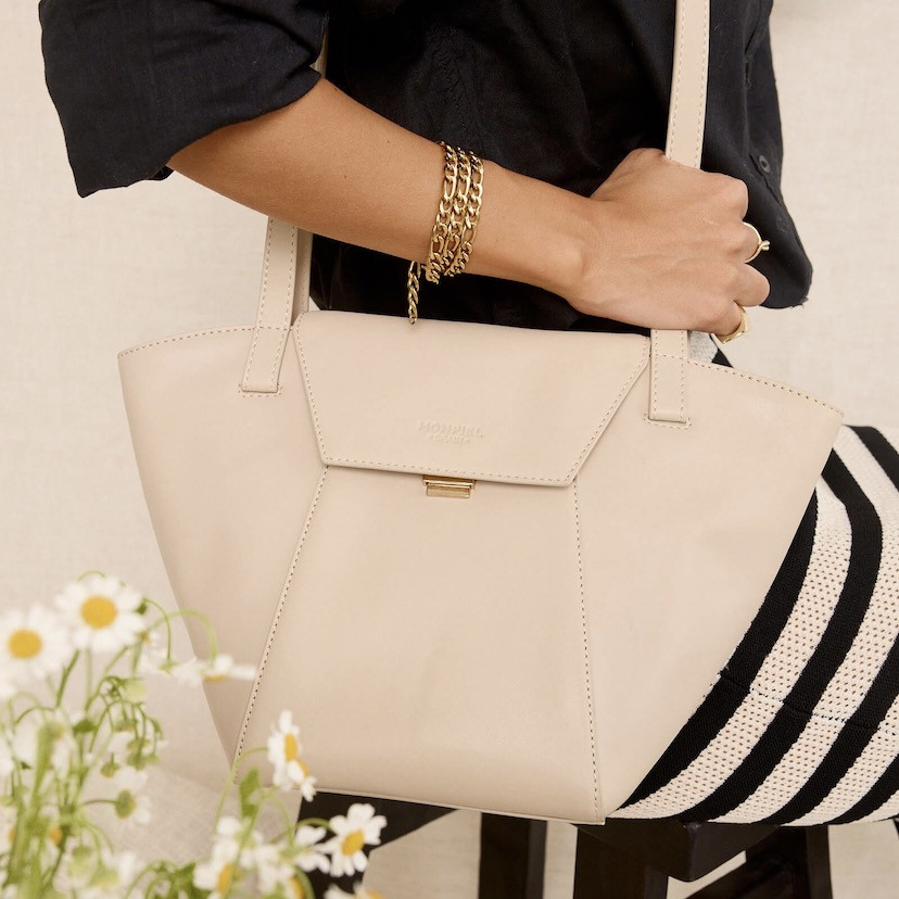 Bolsa de couro feminina tote Paris em bege, pendurada no ombro, com vista frontal - MONPIEL
