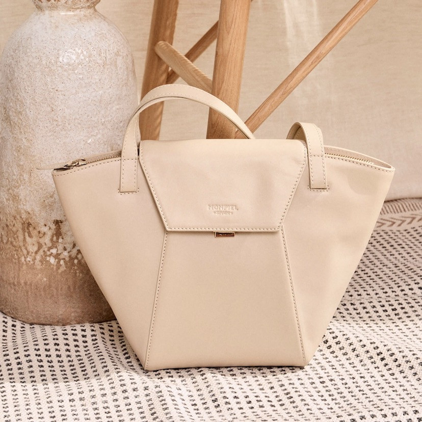 Bolsa de couro feminina tote Paris em bege, com vista frontal, apoiada em uma cadeira de madeira - MONPIEL