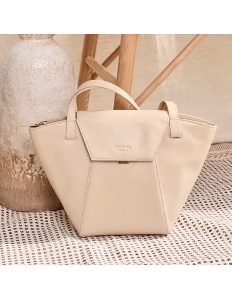 Bolsa de couro feminina tote Paris em bege, com vista frontal, apoiada em uma cadeira de madeira - MONPIEL Bolsa de couro feminina tote Paris em bege, com vista frontal, apoiada em uma cadeira de madeira - MONPIEL