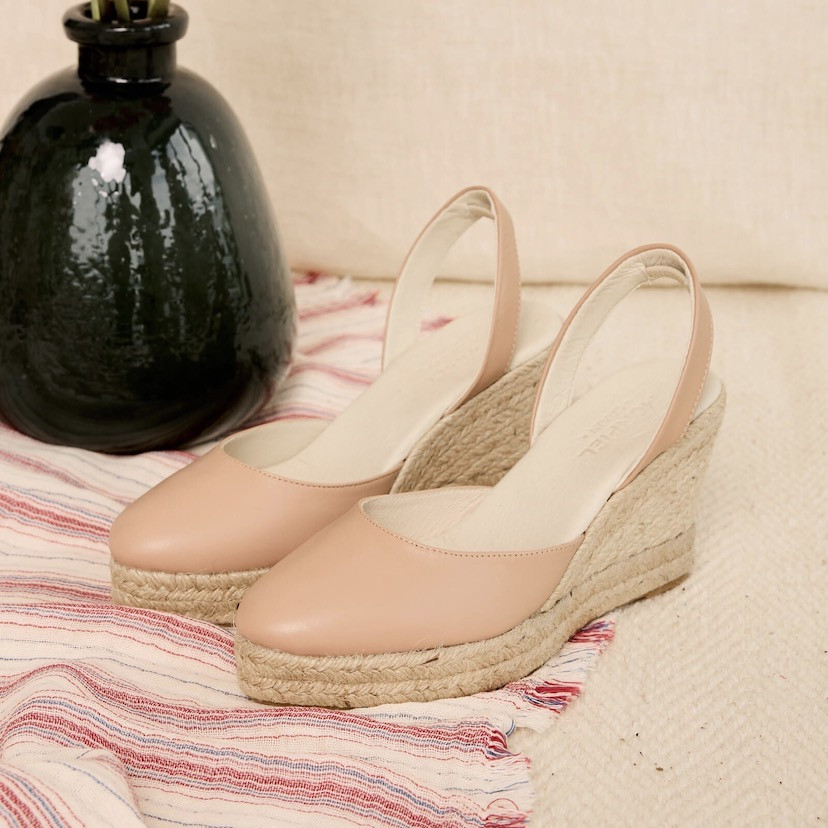 Espadrille em couro com salto anabela nude, vista em perspectiva no tapete, jarro atrás - MONPIEL