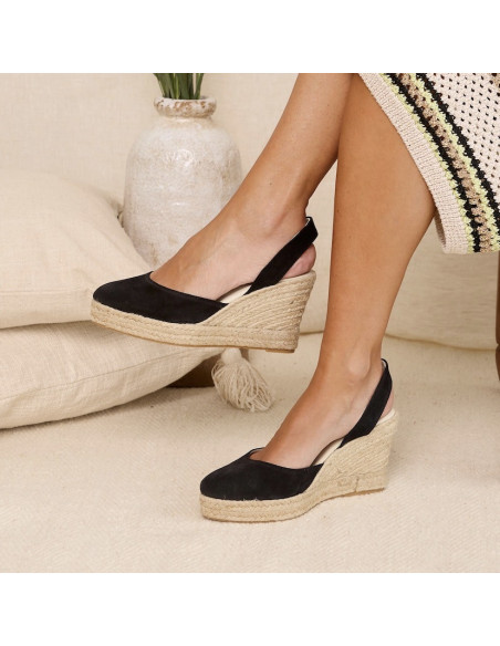 Espadrilla in pelle scamosciata nera con gambe incrociate, vista laterale - MONPIEL