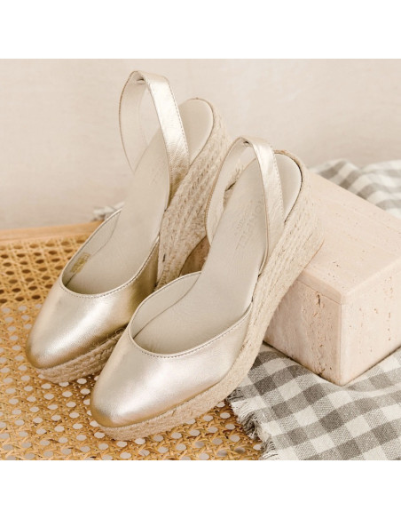 Platinum leather wedge espadrille with a perspective view, heel resting - MONPIEL Platinum leather wedge espadrille with a perspective view, heel resting - MONPIEL