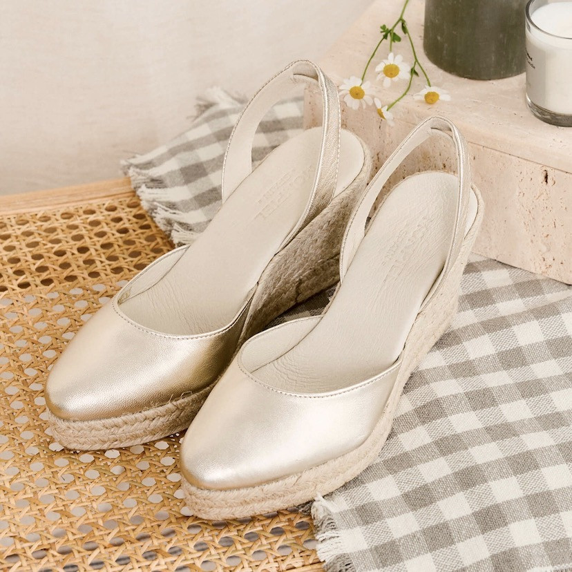 Espadrille em couro platinado com vista em perspectiva sobre banco - MONPIEL
