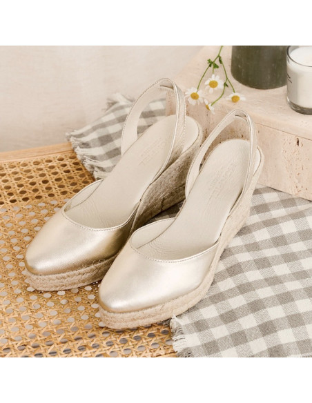 Platinum leather wedge espadrille with perspective view on bench - MONPIEL Platinum leather wedge espadrille with perspective view on bench - MONPIEL